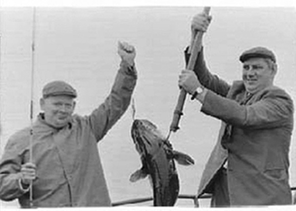 Den nya verksamheten som startade 1949. Tjoffe och en fiskare lyfter upp en torsk på fartyget lilly