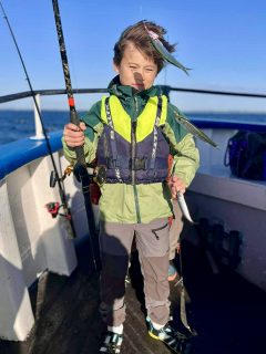 Höstlovet är äntligen här! 🍂🎣
På onsdag kastar vi loss kl. 08:00 och är tillbaka i hamn kl. 12:00 – redo för härligt fiske, frisk havsluft och massor av glädje ute på Öresund 🌊
För alla lediga barn bjuder vi självklart på korv med bröd under turen 🌭
Alla ni som inte har höstlovet är självklart också välkomna 😁
📞 Boka din plats nu på 070-201 00 88 – platserna går snabbt under höstlovet!
📅 Turlista – Höstlov v.44
Tisdag–Fredag: 08.00–12.00
Lördag & Söndag: 08.00–12.00 | 13.00–17.00
#rååbåtarna #höstlovsfiske #öresund #fiske #havsfiske #helsingborg #familjeaktivitet #fisketur #sillfiske #makrill #skåne #barnvänligt #fiskeeventyr #fiskeglädje #råå #öresundsfiske