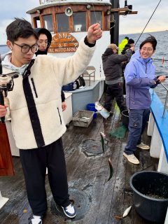 Tack för en fantastisk söndag och ett härligt höstlov! 🍂🎣
Det har blivit mängder av fisk, massor av skratt och en riktigt härlig stämning ombord hela veckan. Vi vill rikta ett stort tack till alla som valde att komma ut med oss på Rååbåtarna och njuta av havet, frisk luft och allt det fina som Öresund har att erbjuda 🌊
Men fisket stannar förstås inte här – nästa vecka kör vi som vanligt!
📅 Turlista – Fiske
Tisdag 8–12
Onsdag 8–12
Torsdag 8–14
Fredag 8–14
Lördag 8–12 | 13–17
Söndag 8–12 | 13–17
📞 Boka din plats redan idag!
Ring oss på 070-201 00 88 – platserna går snabbt när fisket är så här bra 🎣
#rååbåtarna #öresund #fiske #havsfiske #helsingborg #sundet #skåne #sillfiske #makrill #plattfiske #sportfiske #fiskelycka #fisketur #fiskeeventyr #fiskeglädje #familjeaktivitet #råå