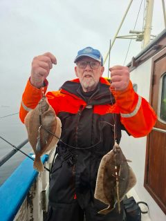 🎣 Söndagens metetur på Öresund
Idag bjöd sundet på ett lite mer grått väder jämfört med gårdagen, och även om det såg liknande ut på ytan så lurade en betydligt starkare bottenström där nere. Det gjorde fisket mer utmanande, särskilt när vi fiskade på de lite djupare partierna.

Trots de knepigare förutsättningarna lyckades några av våra gäster ändå få till fint fiske. Sådana dagar är också en del av charmen, när det inte är helt enkelt blir det extra kul när det väl sitter!

👉 Vi kör metetur igen den 25 april och det finns fortfarande platser kvar, passa på att boka och häng med ut på nästa tur!

📞 070-201 00 88
🪱 Mask beställs vid bokning

Välkomna ombord