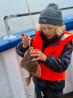🎣 Härlig dag på sundet!

Dagens metetur började lovande. Redan på första stoppet nappade det hyfsat, men mest i mindre storlekar. Vi valde därför att leta vidare… och det skulle löna sig 👌

Till slut hittade vi rätt och fick ett riktigt fint fiske med skrubba, sandskädda och rödspätta. Dagens toppfisk blev en rödspätta på hela 1,070 kg, riktigt fin! 🔥

Extra kul var det att se vår yngsta gäst ombord briljera och landa sin allra första rödspätta! Stort grattis, det där glömmer man inte! 👏🎣

Stämningen var på topp hela turen med gott fiske, skratt och härligt vårväder ute på Öresund 🌊

👉 Det finns fortfarande platser kvar imorgon samt den 25 april – passa på att boka din plats! Boka på 070-201 00 88📞