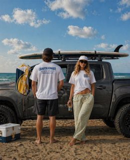 SOUTH COAST är live.

En kollektion inspirerad av fria dagar vid havet, salta vindar och den där känslan av att inte ha någonstans att vara.
Minimal, avslappnad och gjord för livet längs kusten.

För att fira släppet ger vi 20% till alla Rååbåtarna kunder – en perfekt start inför säsongen.

Gör dig redo för sommarens bästa dagar.
Vid vattnet, i solen, i rätt plagg.

På raabatarna.nu/shop eller via länk i bio
🏝️