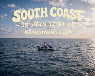 SOUTH COAST släpps i natt.
En kollektion född ur mötet mellan Californias surfkultur och Öresunds råa kustlinje.
Minimalism, frihet och rörelse – tolkad för den skånska sommaren.
Tillgänglig från midnatt. 

raabatarna.se/shop