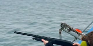 Vilken fullspäckad dag vi haft ute på Öresund! 🌊
Under förmiddagen körde vi vår ordinarie fisketur där både ström, vind och regn gjorde sitt bästa för att sätta oss på prov. Fisket var lite kämpigt, men några gråsejar lyckades ändå komma upp 🎣
På eftermiddagen var det dags för ett svensexegäng att kliva ombord för en härlig kombination av fiske och lerduveskytte 🔫
Då hade vädret bättrat sig rejält och det gjorde även fisket! Det blev en riktigt rolig eftermiddag med bra stämning, skratt och aktiviteter ute på sundet.
Vill du boka en fisketur eller charter med roliga aktiviteter ombord?
Kontakta oss på 070-201 00 88 📞
Välkomna ombord på Rååbåtarna 🚤🌊