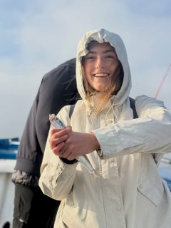 🎣 LÅNGHELG = MAXAT FISKE PÅ ÖRESUND! 🌊☀️
Många njuter av långhelg torsdag till söndag – och då passar vi självklart på att MAXA fisket ute på sundet 😎
🚤 Djupturer fredag, lördag & söndag
🎣 Metetur på söndag
Vädret ser lovande ut och just nu börjar det verkligen hända grejer ute på Öresund. Sill, makrill och fina lodningar har visat sig senaste turerna och på metet har det kommit både skrubba, sandskädda och rödspätta 👌
Det finns få bättre sätt att spendera en ledig dag än ute på havet med spöet i handen, frisk havsluft och härlig stämning ombord 🌊☀️
Ta med kompisarna, familjen eller kom själv – hos oss är alla välkomna 🎣
📞 Boka plats: 070-201 00 88
Platserna börjar fyllas så vänta inte för länge!
Välkomna ombord på Rååbåtarna
