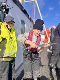 Rycker det i fiskenerven? 🎣
Perfekt – imorgon tisdag kör vi fisketur 08:00–12:00 från Råå hamn!
Prognosen bjuder på svaga vindar och vackert väder, så det ser ut att bli en riktigt fin förmiddag ute på Öresund 🌊☀️
Vill du följa med?
Ring och boka din plats på 070-201 00 88 📞
Välkomna ombord på Rååbåtarna 🚤