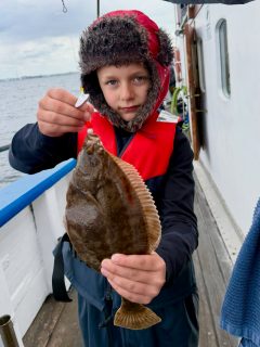 🎣 Dagens metetur på Öresund 🌊
Idag bjöd sundet på både varierande väder och varierande strömmar på de olika platserna vi testade. Precis som mete ofta kan vara blev det mer fisk på vissa ställen och lite färre på andra – och några lyckades helt enkelt bättre än andra 👌
Men det är också det som gör fisket så spännande. Man får leta, testa, flytta sig och kämpa vidare 🎣
Vid 12-tiden tog vi en välbehövlig paus och avnjöt en riktigt god gulaschsoppa ombord innan vi körde vidare med nya tag för eftermiddagens fiske 🍲🌊
Tack till alla som var med och gjorde det till en härlig dag på sundet!
Välkomna ombord på Rååbåtarna 🚤