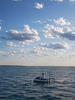 Det började aldrig med kläder.

Det började med havet, båtarna, fisketurerna, historierna och människorna runt omkring.

Med åren blev det något mer.

Ett gäng blev en gemenskap.
Öresund blev vår samlingsplats.
Och fler hittade hem i samma känsla.

South Coast-kollektionen är för alla som känner igen sig i det.

⚓️ RÅÅBÅTARNA CLUB

raabatarna.se/shop eller via länk i bio