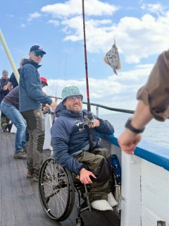 🎣 Idag tror jag att vi konverterade några insjöfiskare till havsfiskare! 😄🌊
Men går det egentligen att göra något annat än att älska Öresund en dag som denna?
☀️ Strålande sol
🌊 Nästan spegelblankt hav
💨 Bara några få sekundmeter vind
Och som grädde på moset var plattfisken på riktigt bra humör idag! 🎣🔥
Det blev många fina fiskar under dagen och mitt i allt tog vi en välförtjänt paus med all you can eat smörrebröd. Svårt att tänka sig en mycket bättre dag på havet än så 😎
Förmiddagens djuptur var lite mer kämpig, men våra gäster lät sig inte nedslås av det. Tvärtom blev det en fantastisk dag på sundet, och det finaste betyget av alla kom när ett av barnen sa vid avstigning i Råå hamn:
💙 “Detta var jättekul!”
Sådant värmer lite extra.
Tack till alla som följde med idag – vi ses snart igen ombord på Öresund! 🚤
Nästa avgång på djupet är tisdag 8-12 och du bokar på 070-201 00 88📞