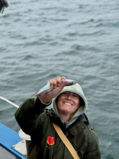 Vilken härlig dag vi fick på sundet idag!

Både Islandia och Siam var fyllda med lärare som skulle prova på fiske, umgås och ha en riktigt trevlig dag tillsammans 😄

Det bjöds på god mat, något gott att dricka, många skratt och historier som bara blev bättre ju längre dagen gick. Stämningen ombord var på topp från första minuten!

Vinden gjorde sitt bästa för att stöka till det för oss, men vi sökte oss mot Ven där det var betydligt lugnare. Där blev det riktigt mysigt och dessutom började det nappa för flera av deltagarna 🎣

Sådana här dagar påminner om att en fisketur handlar om så mycket mer än bara fisk. Det handlar om upplevelsen, gemenskapen och att få några timmar ute på Öresund tillsammans med härliga människor 🌊☀️

Tack för besöket och välkomna tillbaka ombord!

🚤 Vill ni också boka en företagsaktivitet, charter eller fisketur?
📞 Ring 070-201 00 88 så skräddarsyr vi en dag som passar just er.