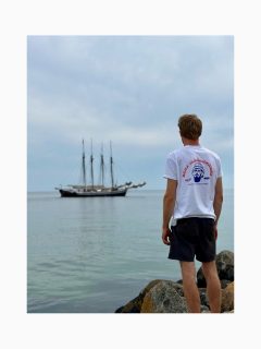 Club RÅÅBÅTARNA handlar inte om en t-shirt.

Den handlar om allt som finns runt omkring.

Havet mellan Råå och Ven.
De gamla träskutorna.
Kvällarna vid kusten.
Människorna som alltid hittar tillbaka hit.

Vi bär samma kust.
Samma historier.
Samma känsla.

⚓️ CLUB RÅÅBÅTARNA

Vår kollektion hittar du på raabatarna.se/shop eller via länk i bio

#SouthCoast #RaabatarnaClub #Öresund