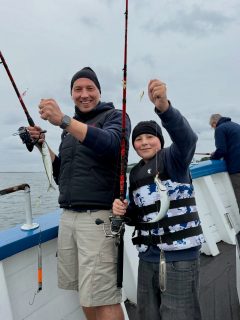 🎣 Makrillfesten fortsätter!

Solen gömde sig bakom molnen större delen av dagen, men vad gör väl det när makrillen är på riktigt bra humör? 😄

Även idag bjöd Öresund på ett fantastiskt makrillfiske med många glada miner och spö som fick jobba ordentligt. Precis så här vill man att sommarfisket ska vara! 🐟💥

Det är något speciellt när havet lever, rullarna surrar och nästa hugg kan komma när som helst. Då spelar det faktiskt ingen större roll om solen skiner eller inte.

🎣 Vi kör fisketurer två gånger om dagen, varje dag hela sommaren!

Makrillfisket är igång på allvar och det är nu en av årets bästa tider att följa med ut på Öresund.

📞 Boka din plats på 070-201 00 88 eller se turlistan på hemsidan.

Vi kan vårt Öresund!