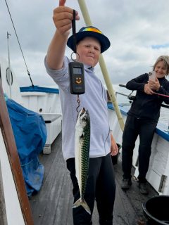 🎣 Nu är makrillfisket igång på allvar!

Tidigare i år var vi först med att fånga makrill i Öresund. Idag blev vi också första rederiet i Öresund att leverera ett riktigt ordentligt makrillfiske.

Gårdagen bjöd på hårda sommarvindar och kraftiga strömmar som stundtals närmade sig 3 knop. Men idag hade både vinden och sjön lugnat sig.

Redaren själv stod vid rodret och hade en känsla av var makrillen hade samlat sig.

Den känslan visade sig stämma.

Resultatet? Omkring 30–50 makriller per person, med många fiskar i riktigt fin storlek. ☀️🎣

Efter 80 år på Öresund lär man sig att läsa havet. Det betyder inte att fisken alltid nappar men det hjälper oss att hitta rätt när förutsättningarna finns.

🚤 Vi kör fisketurer två gånger om dagen, varje dag hela sommaren!

Makrillfisket har nu kommit igång på allvar och det är en fantastisk tid att följa med ut.

📞 Boka din plats på 070-201 00 88 eller se turlistan på hemsidan.