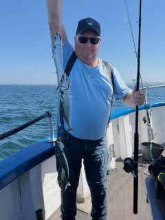 🎣 Ännu en härlig dag på Öresund!
Förmiddagsturen bjöd på riktigt fint makrillfiske, medan eftermiddagen blev lite lugnare. Men det är just det som är charmen med makrillen, man vet aldrig om det är morgonturen eller eftermiddagsturen som blir dagens höjdpunkt. Stimmen rör sig hela tiden och på bara en kort stund kan de ha simmat vidare. Men när man väl hittar dem kan det gå undan ordentligt! 💥
Utöver makrillen fick våra gäster också känna på gråsej, horngädda och några simpor, vilket gjorde det till ännu en varierad och härlig dag på Öresund. ☀️🌊
🎣 Vi kör fisketurer varje dag hela sommaren!
⏰ 08:00–12:00
⏰ 13:00–17:00
Makrillfisket är i full gång och platserna fylls snabbt.
📞 Boka din plats på 070-201 00 88 eller se turlistan på hemsidan. Vi ses ombord! 🚤💙