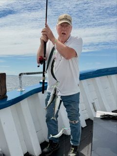 🎣 Idag var rollerna ombytta på Öresund!
De senaste dagarna har förmiddagsturerna haft övertaget, men idag var det istället eftermiddagsturen som bjöd på det bästa makrillfisket. Det är just det som gör makrillen så spännande, man vet aldrig när eller var nästa riktigt fina fiske väntar.
Hela dagen bjöd dessutom på fantastiskt sommarväder, härlig stämning ombord och flera fina fångster. Dagens kanske mest oväntade blev en häftig simpa på hela 325 gram! 💪🐟
🎣 Vi kör fisketurer två gånger om dagen – varje dag hela sommaren!
⏰ 08:00–12:00
⏰ 13:00–17:00
Makrillfisket är igång och platserna fylls snabbt.
📞 Boka din plats på 070-201 00 88 eller se turlistan på hemsidan.
🌊 Rååbåtarna – vi kan vårt Öresund. 💙