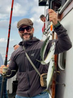 🎣 Ännu en varierad dag på Öresund!
Det blev en härlig blandning av arter även idag. Förmiddagsturen bjöd på flest makriller, medan eftermiddagen istället levererade några riktigt fina gråsejar i lite trevligare storlek. 🐟
Det är det vi gillar med Öresund, ingen tur är den andra lik och man vet aldrig riktigt vad som väntar under ytan!
☀️ Sugen på att komma ut? Imorgon har vi fortfarande platser kvar på eftermiddagsturen 13:00–17:00!
📞 Boka din plats på 070-201 00 88.
🌊 Rååbåtarna – vi kan vårt Öresund