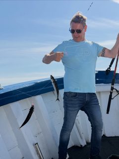 🎣 Nu börjar vi nästan känna oss tjatiga…

Men vad ska vi göra när makrillfisket fortsätter att leverera dag efter dag? 😄

Även idag bjöd Öresund på ett riktigt härligt makrillfiske med många hugg, glada fiskare och ännu en fantastisk sommardag på havet. ☀️🌊

Makrillfiske är dessutom något av det roligaste som finns, oavsett om du fiskat hela livet eller håller i ett spö för allra första gången. 🎣

Vi hoppas förstås att fisket fortsätter lika bra ett bra tag till!

🎣 Vi kör fisketurer varje dag hela sommaren!

⏰ 08:00–12:00
⏰ 13:00–17:00

📞 Boka din plats på 070-201 00 88 eller se turlistan på hemsidan.

🌊 Rååbåtarna – vi kan vårt Öresund