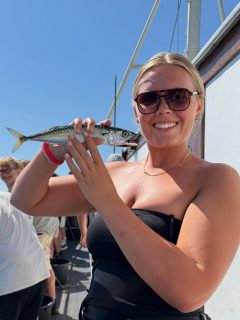 ☀️ Ny dag, nya möjligheter! 🎣
Följ med ut på Öresund och njut av svalkande havsbris, härligt sällskap och spänningen som bara havsfiske kan bjuda på.
Kanske blir det en makrill som får rullen att sjunga. Kanske blir det dagens största fångst. Eller kanske är det bara några timmar på havet tillsammans med familj eller vänner som blir dagens bästa minne.
Oavsett vad som nappar väntar en upplevelse som är svår att hitta någon annanstans. 💙
🎣 Vi kör fisketurer varje dag hela sommaren!
⏰ 08:00–12:00
⏰ 13:00–17:00
📞 Boka din plats på 070-201 00 88 eller se turlistan på hemsidan.
🌊 Rååbåtarna – vi kan vårt Öresund.