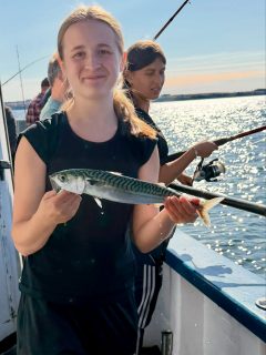 Vilken härlig dag på Öresund!
Förmiddagen levererade mycket fint fiske med gråsej i fin storlek, makrill i nästan ännu finare storlek (880g❗️) och dessutom en riktigt tjusig knot! 🐟
På eftermiddagen fick vi kämpa lite mer för makrillen, men vad gör väl det när stämningen ombord är på topp? Många skratt, härligt sällskap och ännu några timmar på Öresund att lägga till i minnesbanken. ☀️🌊
🎣 Vi kör två fisketurer om dagen, varje dag hela sommaren!
⏰ 08:00–12:00
⏰ 13:00–17:00
📞 Boka din plats på 070-201 00 88 eller se turlistan på hemsidan.
🌊 Rååbåtarna – vi kan vårt Öresun