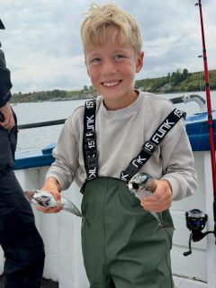 🎣 Idag visade våra gäster varför de är Öresunds tuffaste! 💪🌧️

Lite vind och några regnskurar stoppade inte dagens gäng – de gav sig ut ändå, och det belönades med ännu en dag av varierat fiske.

Makrill, gråsej och flera andra arter hittade upp på däck (kika på bilderna 👀), men dagens mest spektakulära fångst var en riktigt grov simpa på hela 395 gram! 🐟

Det är just det vi gillar med Öresund, man vet aldrig vad som väntar på kroken.

🎣 Vi kör fisketurer två gånger om dagen, hela sommaren!

⏰ 08:00–12:00
⏰ 13:00–17:00

📞 Boka din plats på 070-201 00 88 eller se turlistan på hemsidan.

🌊 Rååbåtarna – vi kan vårt Öresund