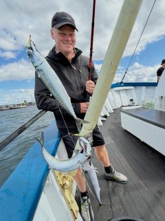 🍌🎣 Dagens fiske på Öresund
Trots att någon vågade ta med en banan ombord – vet du vad det betyder på en fiskebåt? – blev det riktigt trevligt fiske idag.
Makrillen nappade fint och det blev både böjda spön och härlig stämning ombord. Tydligen räckte fiskelyckan till för att trotsa gammal sjömansskrock den här gången. 🌊
Hade du vågat ta med en banan ombord? 👇
Vi kör två fisketurer om dagen hela sommaren, 8:00-12:00 och 13:00-17:00.
📞 Boka på 070-201 00 88
Rååbåtarna – vi kan vårt Öresund