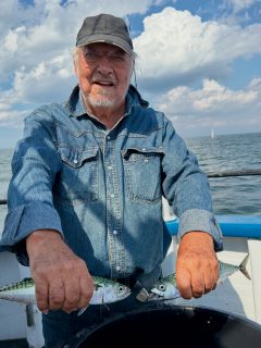 🎣 Dagens fiske på Öresund

Det var ingen dålig dag detta! Till en början fick vi leta lite efter fisken, men tålamodet gav utdelning.

Till slut hittade vi både makrill, sill, vitling och simpa och då fylldes båten snabbt glada rop och härlig stämning.🌊🐟

Vi kör två fisketurer om dagen hela sommaren.

📞 Boka din plats på 070-201 00 88

Rååbåtarna – vi kan vårt Öresund