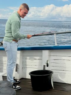 🎣 Dagens fiske på Öresund
Efter lite om och men, blandat solsken och några små regnskurar hittade vi till slut de där spridda sillstimmen som tidigare i veckan bjudit på fint makrillfiske.
Och visst kom makrillen! 🐟🔥
Man hade alltid kunnat önska sig fler, men detta var vad Öresund bjöd på idag.
Det blev en riktigt fin tur med ett fantastiskt roligt gäng ombord. Sådana här dagar är enkla att jobba för besättningen, när stämningen är på topp och alla bara njuter av timmarna på sundet🌊
Nu under eftermiddagen är vi ute med ett företag som har kickoff ombord. På schemat står danska smørrebrød, fisketävling och några timmar tillsammans på Öresund.
Inte den sämsta kickoffen, om du frågar oss 😄
📞 Vill ni också boka en företagsaktivitet eller fisketur? Ring 070 201 00 88
Rååbåtarna – vi kan vårt Öresund