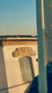🎣 Dagens fiske på Öresund

Vi hann knappt lämna hamnen innan Öresund försvann framför oss.

En riktigt tät dimma låg över sundet med knappt 150 meters sikt, så dagens jakt började i en ganska speciell inramning. 🌫️

Vi tog oss ut mot platsen där vi den senaste tiden hittat sillstim och fått fint med makrill, men idag var det nästan som bortblåst.

Så vi sökte vidare.

Och till slut hittade vi ett trevligt gäng makrillar🐟💪 Vissa hade helt klart lite mer flyt än andra och fick med sig ett dussintal hem.

När vi sedan fortsatte sökandet hittade vi även sillstimmen vi letat efter. Tidigare har de ofta bjudit på en blandad fångst, men idag var det sill som gällde.

Och gott om den.

Så pass att det stundtals kom upp fulla häcklor över relingen 😄🐟🐟🐟

En dag som verkligen visade hur snabbt både fisket och vädret kan förändras på Öresund. Platser som levererade igår kan vara tomma idag, och plötsligt hittar man fisken någon helt annanstans.

Det är jakten som är fisket 🌊

Rååbåtarna – vi kan vårt Öresund