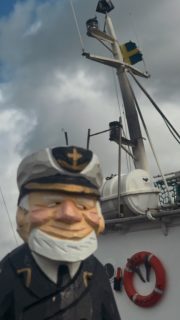 🌊 Ibland är det mest professionella beslutet att inte kasta loss.
Idag visar Öresund den lite mindre gästvänliga sidan av sig. Kraftiga vindar och byar upp mot 21 m/s gör att vi har valt att ställa in både dagens fisketurer och kvällens tonfisksafari.
Bokningsläget får aldrig avgöra vårt beslut om vädret.
Varje tur bedöms utifrån de faktiska förhållandena för dagen – vindstyrka, vindriktning, byar, sjö, rutt och vilket fartyg som ska gå. Därför finns det också dagar med tuffare väder då vi kan köra, och andra dagar då båtarna får stanna vid kaj.
Idag är en sådan dag.
Öresund finns kvar imorgon ⚓️🌊
Rååbåtarna – vi kan vårt Öresund