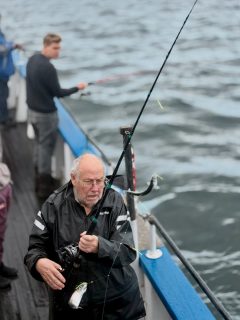 Störst stim gav minst fisk idag. Ibland är det så på Öresund 🐟
Sillen var lite svårflörtad och stod upptryckt från botten, vilket gjorde fisket trixigare. Fisk fanns det, men det var inte där vi såg mest som vi fångade bäst.
Under eftermiddagen och kvällen fortsatte besättningen sökandet på egen hand. Och då hittade vi dem, riktigt fina stim med storsill 🐟💪
Nu vet vi var de håller hus. Följer du med nästa gång? 🎣
Ring 070-201 00 88 och boka din plats.
Rååbåtarna – vi kan vårt Öresund
Rååbåtarna – vi kan vårt Öresund