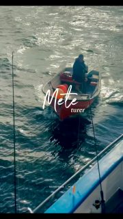 Nu börjar vår metesäsong på Öresund 🎣
Den 4 oktober drar vi igång höstens meteturer! Följ med ut från Råå för sex timmar med bottenmete, gemenskap vid relingen och förväntan inför nästa napp.
Vi ger fisket ordentligt med tid och en värmande lunch ingår. En höstdag på sundet att dela med en fiskevän eller njuta av på egen hand.
Höstens meteturer 2026:
• Söndag 4 oktober
• Söndag 11 oktober
• Lördag 17 oktober
• Söndag 18 oktober
• Lördag 31 oktober
• Lördag 7 november
Alla turer går kl. 08.00 till 14.00.
Vuxen: 500 kr
Barn: 350 kr
Värmande lunch ingår i priset.
Vi rekommenderar framför allt borstmask som agn. Beställ den när du bokar. Tunt strimlad sill och räkor fungerar också.
Välj din dag och följ med oss ut på höstens bottenmete. Ring och boka på 070-201 00 88.
Rååbåtarna - Vi kan vårt Öresund
