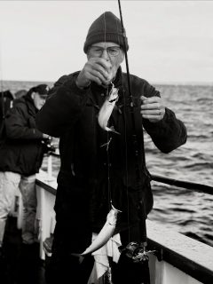Bara 15 minuter från hamnen hittade vi sillen idag, samlad i riktigt fina stim 🎣

Efter gårdagens besvärliga bottenströmmar hade sillen samlat sig igen och idag nappade det otroligt bra. Kort väg till fisken och gott om tid vid relingen!

Tack till alla som följde med oss ut!

Vill du följa med? Ring och boka på 070 201 00 88.

Rååbåtarna - Vi kan vårt Öresund