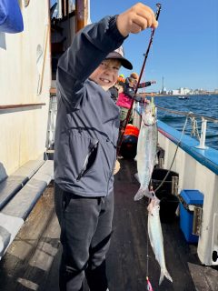 Spektakulärt fiske hela söndagen!
Sillen nappade riktigt bra och som fint sällskap i fångsten bästa sällskap även ett tiotal makrillar 🎣
En riktig toppendag på Öresund med härlig stämning vid relingen. Tack till alla som följde med oss ut idag!
Vill du också följa med? Ring och boka på 070 201 00 88.
Rååbåtarna - Vi kan vårt Öresund