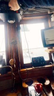 Dagens fiske ur skepparens perspektiv! 🎣

Bara 15 minuter efter avgång var första sillen ombord. Ett stilla Öresund och kort väg till fisken gjorde det till en riktigt fin start på turen!

Vill du också komma ut på sundet? Vi kör fisketurer tisdag till söndag. Ring och boka på 070 201 00 88.

Rååbåtarna - Vi kan vårt Öresund
