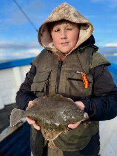 Duggregn och strålande sol på samma gång. Öresund bjöd på en stilla söndag med både sillfiske och bottenmete. Inte så dumt faktiskt! ☀️🎣

Sillen flyttade sig hela tiden, så skepparen fick leta lite mer än vanligt. Men fisket flöt på fint och det blev gott om fina sillar ombord. Makrillen var tidvis också på hugget!

På bottenmetet nappade det ordentligt. Storlekarna varierade, men alla gick hem med ett bra gäng fina plattfiskar, väldigt kul fiske!

Tack till alla som följde med och gjorde det till en riktigt rolig dag på sundet!

Vi kör sillturer tisdag till söndag. Nästa meteturer går den 17, 18, 25 och 31 oktober samt den 7 november, samtliga kl. 08.00 till 14.00.

Vill du följa med? Ring och boka på 070 201 00 88. Hela turlistan finns på raabatarna.se.

Rååbåtarna - Vi kan vårt Öresund