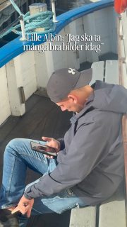 Vi kunde inte låta bli att skoja lite med vår däcksman Albin 😂📸

Han är betydligt bättre på att hjälpa er med fisket än vad den här filmen gör honom rättvisa för. Men när skepparen frågar efter dagens bilder finns det tydligen gott om kreativa svar!

Som tur är har vi fler bevis på hans fiskekunskaper än på hans karriär som fotograf 😉

Vill du hänga med oss ut? Vi kör sillturer tisdag till söndag. Kommande meteturer går den 17, 18, 25 och 31 oktober samt den 7 november, kl. 08.00 till 14.00 🎣

Hela turlistan finns på raabatarna.se. Ring och boka din plats på 070 201 00 88!

Rååbåtarna - Vi kan vårt Öresund