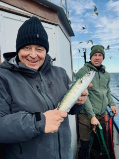 Gött väder, gött fiske och ett gött gäng ombord! Sill och makrill bjöd på en riktigt fin lördag på Öresund 🎣☀️
Vi kör sillturer tisdag till söndag. Kommande meteturer: 25 och 31 oktober samt 7 november, kl. 08.00 till 14.00.
Häng med! Boka på 070 201 00 88. Hela turlistan finns på raabatarna.se
Rååbåtarna - Vi kan vårt Öresund