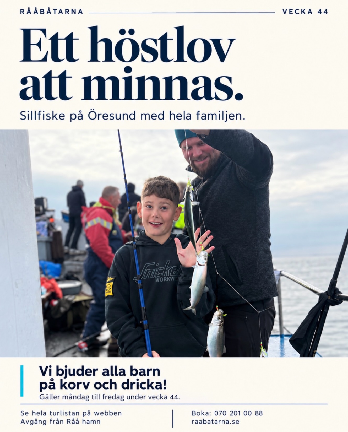 Det där första rycket i spöet. Spänningen när fisken kommer upp. Och stoltheten när man får visa sin fångst 🎣
Ta med barnen ut på Öresund under höstlovet! Vid relingen får ni tid tillsammans, något nytt att upptäcka och förhoppningsvis en fiskehistoria som får följa med hem.
Måndag till fredag under vecka 44 bjuder vi alla barn som följer med på korv och dricka. Och har ni aldrig fiskat tidigare hjälper vi er gärna att komma igång!
Vi avgår från Råå hamn. Hela turlistan finns på raabatarna.se.
Boka era platser på 070 201 00 88.
Rååbåtarna - Vi kan vårt Öresund