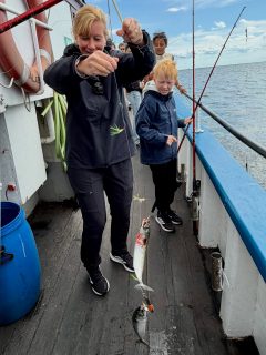 🎣 En tuffare dag på Öresund

Idag bjöd sundet på väldigt starka strömmar på sina ställen, vilket begränsade oss i valet av fiskeplatser och gjorde fisket mer utmanande än vanligt.

Några hade lite mer flyt än andra och lyckades hitta fisken – men så är det med fiske. Ingen dag är den andra lik, och det är också en del av spänningen. 🌊

Vi tackar dagens gäster för tålamodet, kämpaglöden och den fina stämningen ombord! 💙

🎣 Vi kör fisketurer två gånger om dagen hela sommaren.

📞 Boka din plats på 070-201 00 88 eller se turlistan på hemsidan.

🌊 Rååbåtarna – vi kan vårt Öresund