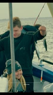 Idag blev Öresund klassrum för en hel skolklass 🐟
Det finns fortfarande mängder med sill, och dagens tur gav eleverna möjlighet att både lära sig fiska och lära känna fångsten lite närmare.
Tillsammans med besättningen fick de upptäcka hur en sill ser ut och fungerar, inifrån och ut. Vi tittade på rom, mjölke och simblåsa och berättade om vad de olika delarna har för uppgift.
Det är en del av våra turer som vi tycker mycket om. Att få dela med oss av det vi kan och väcka nyfikenhet på livet under ytan. Det finns mycket att upptäcka i en fisk man nyss har fångat själv 🌊
Tack för en fin dag tillsammans!
Vi har avgångar alla dagar förutom måndag, boka din plats nu på 070-201 00 88📞
Rååbåtarna – vi kan vårt Öresund